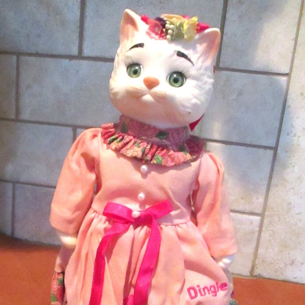 Goebel Dolly Dingle White Kitty Designed by Karen Kenndy  Porcelain 1995 New